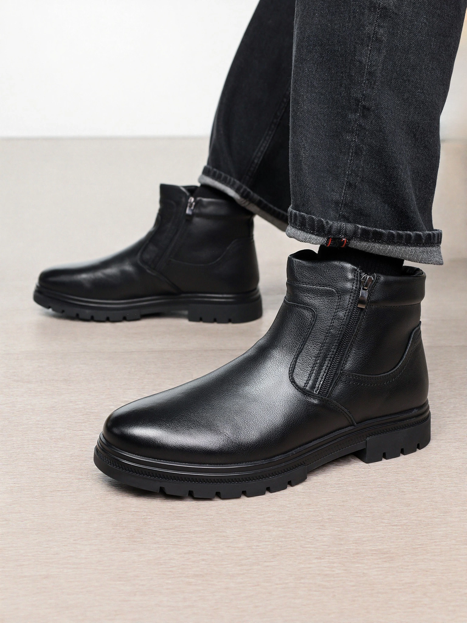 Ботинки черного цвета с двумя боковыми молниями на рельефной подошве